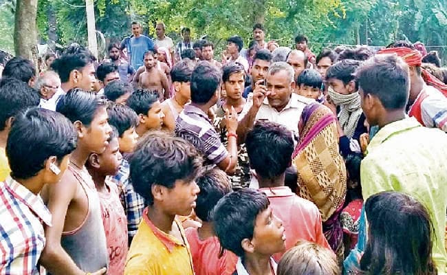 दरभंगा : आंगनबाड़ी खाली कराने पहुंची पुलिस को बनाया बंधक