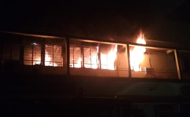 आधी रात को पंजाब नेशनल बैंक में लगी आग, लोन डिपार्टमेंट जलकर राख