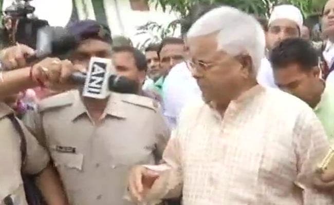 सीबीआइ की विशेष अदालत में सरेंडर करने के बाद लालू प्रसाद जेल पहुंचे
