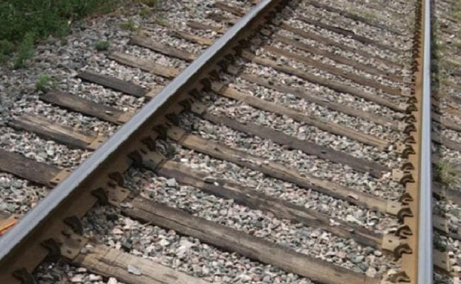 खुसरूपुर में रेल पटरी पर तीन लोगों के क्षत-विक्षत शव मिले, पुलिस जांच में जुटी