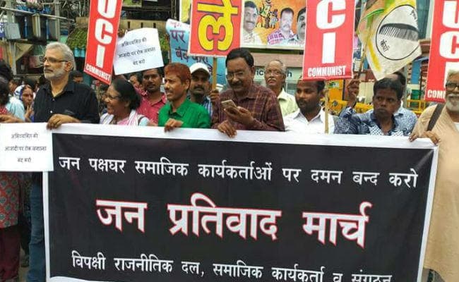 रांची : स्‍टेन स्‍वामी सहित अन्‍य के घरों में छापेमारी के विरोध में सिविल सोसाइटी का प्रतिवाद मार्च