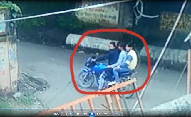 VIDEO : हरिहर सिंह रोड में महिला से चेन छिनतई, CCTV में कैद हुई घटना, अपराधियों की तलाश में पुलिस