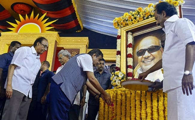 करूणानिधि की याद में रखी स्मृति बैठक, भाजपा विरोधी बैठक में हुई तब्दील, गडकरी भी थे मौजूद