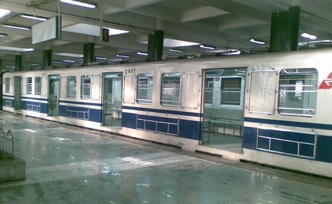 मेट्रो स्टेशन पर आत्महत्या की कोशिश, ट्रेन सेवाएं बाधित