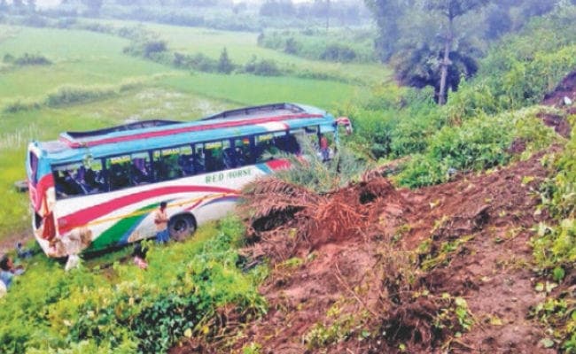 कोलकाता : तीर्थ यात्रियों से भरी बस गड्ढे में पलटी, दो दर्जन घायल