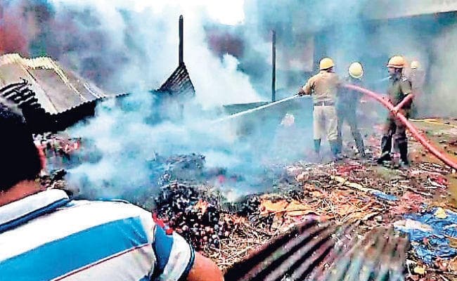 कोलकाता : खिलौना गोदाम में लगी आग, लाखों के सामान जलकर खाक