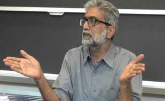 गौतम नवलखा की पार्टनर सबा का दावा, पुलिस ने बेडरूम का दरवाजा खोलकर सोने को कहा