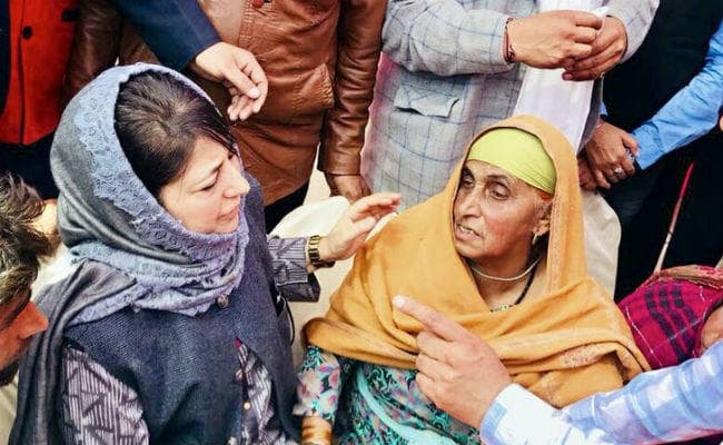 Kashmir में बौखलाये आतंकवादी: 48 घंटे में पुलिसकर्मियों के नौ परिजनों को किया अगवा, महबूबा ने दिया विवादित बयान