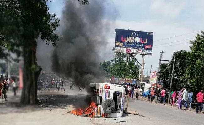 उग्र भीड़ ने पुलिस को दौड़ा-दौड़ा कर पीटा, पुलिस वाहनों में लगायी आग