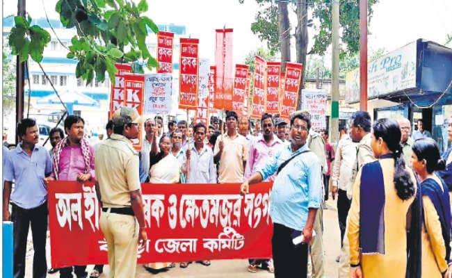 बांकुड़ा डीएम के समक्ष किसान व खेत मजदूरों का प्रदर्शन