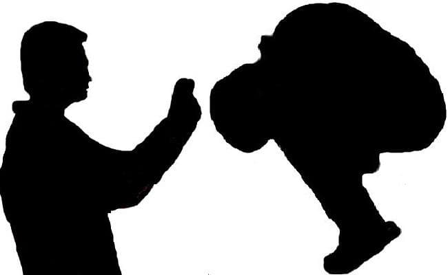 नवादा : छात्रों को मुर्गा बना कर फोटो खींचते हैं गुरुजी! सोशल मीडिया पर वायरल करने की देते हैं धमकी