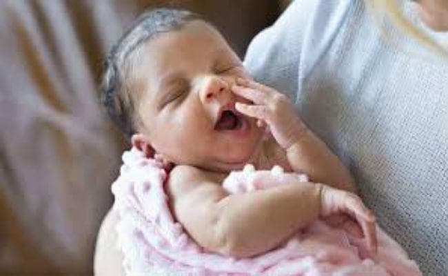 जन्म देने के बाद अस्पताल में बच्ची को छोड़कर भागी मां