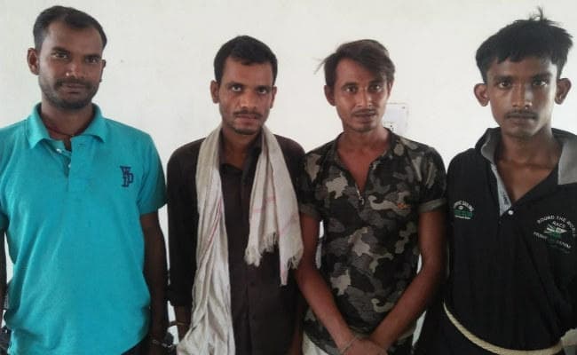 बरकट्ठा : अवैध कोयला लदे दो ट्रकों को पुलिस ने किया जब्‍त, ड्राइवर, खलासी गिरफ्तार