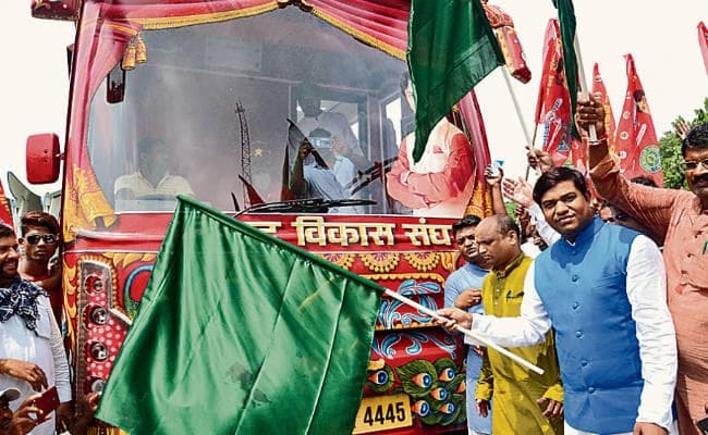 पटना : बस यात्रा को हरी झंडी दिखाकर किया रवाना, कहा, आरक्षण नहीं तो 40 सीटों पर उतारेंगे उम्मीदवार