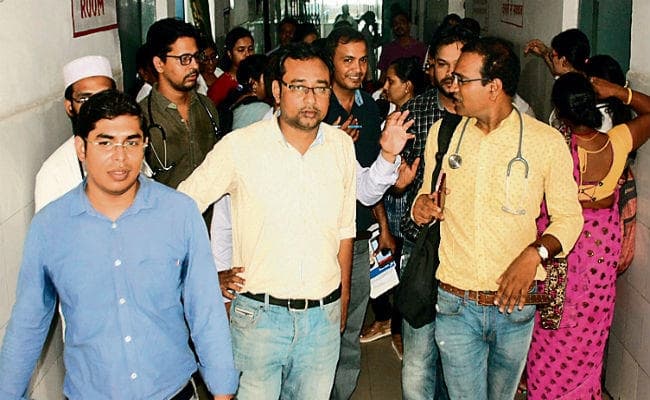 पटना : महिला मरीज की मौत के बाद हुए हंगामे को लेकर सुरक्षा की मांग, जूनियर डॉक्टरों ने किया कार्य बहिष्कार