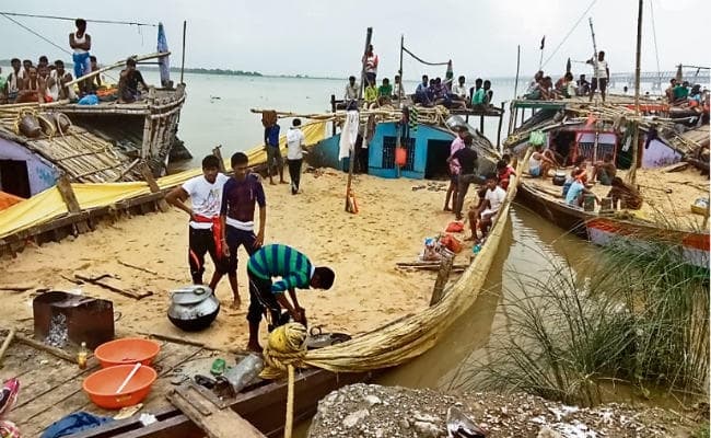 पटना : कोईलवर से राजधानी के रास्ते अन्य जिलों में जा रहा बालू, छापेमारी में छह बालू लदीं नावें जब्त