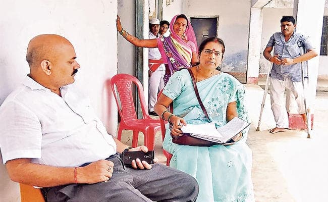 दुमका : नेत्रहीन आवासीय विद्यालय की बच्चियों ने लगाये गंभीर आरोप, संचालक करते हैं अश्लील हरकत और बातें