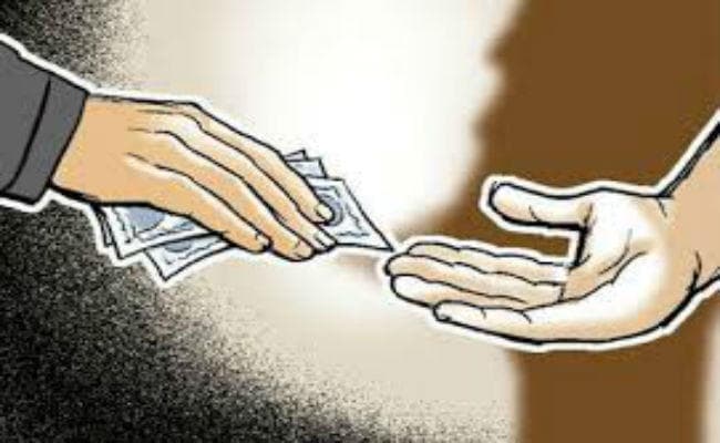 रांची : चाईबासा में घूस लेते पकड़े गये थे, अब जमशेदपुर में बना दिया ब्रांच मैनेजर