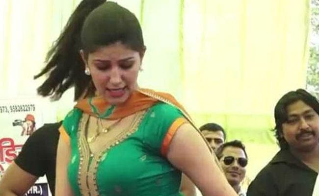 VIDEO: सपना चौधरी ने जैसे ही फेरा गालों पर हाथ बरसने लगे नोट