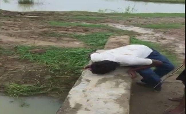 मोबाइल चोरी के आरोप में पहले पिटाई, फिर थूक चटावाया...पैर छूकर माफी मांगने के लिए किया मजबूर