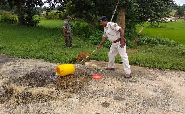 गुमला : खेत व पेड़ के नीचे बिक रही थी शराब, 3000 लीटर किया गया नष्ट