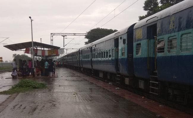 बिहार : रेलवे ट्रैक धंसने से रेल परिचालन प्रभावित