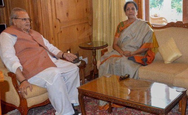 रक्षा मंत्री सीतारमण ने कश्मीर में सुरक्षा स्थिति की समीक्षा की, राज्यपाल से भी मिलीं