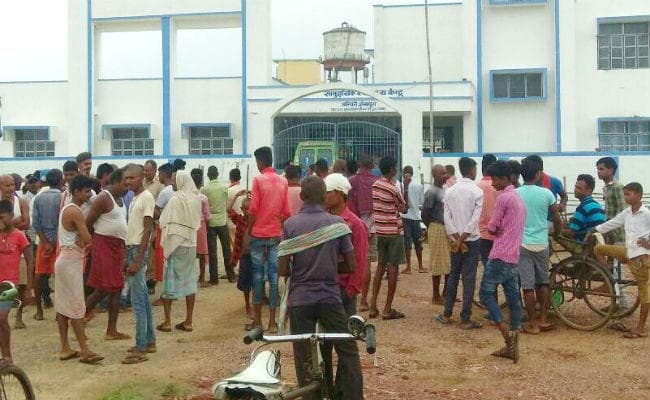 बिहार : चिकित्सक और कर्मी के अभाव में घायल का नहीं हो सका इलाज, अस्पताल के दरवाजे पर ही मरीज की हुई मौत