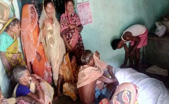 सिमडेगा : जर्जर रोड के कारण घर तक नहीं पहुंची एंबुलेंस, इलाज के अभाव में युवती की मौत