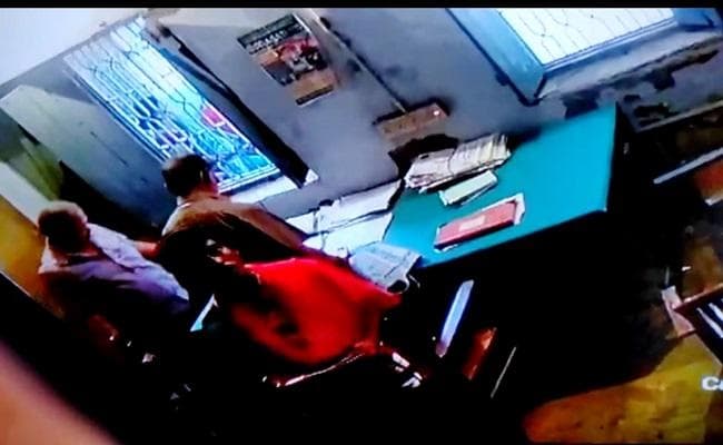 छात्र नेता की करतूत, कॉलेज के काउंटर से 600 रुपये चोरी करते हुए वीडियो वायरल