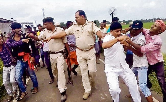 शेखपुरा : मरीज की मौत पर हंगामा, पुलिस सुरक्षा से खींच कर डॉक्टर व स्वास्थ्यकर्मी को पीटा