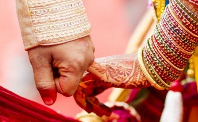 सारण : दूसरी शादी करने पहुंचे दूल्हे व बराती बने बंधक