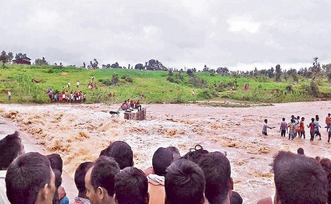 मनिका में वाहन समेत बहे चार यात्री, बचे