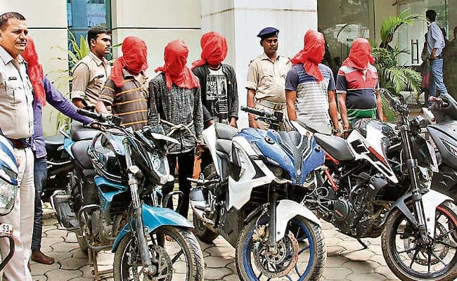 रांची : गर्लफ्रेंड घुमाने के लिए चोरी कर ली पौने दो लाख की बाइक