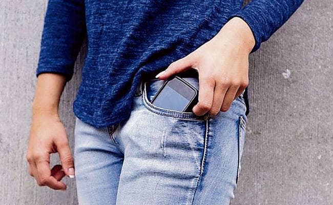 खुद से दूर रखें फोन, निकलने वाले रेडिएशन है खतरनाक