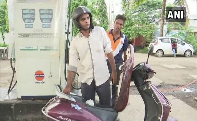 पेट्रोल-डीजल में महंगाई की आग, पड़ेगा आपकी जेब पर असर, कांग्रेस ने कसा तंज