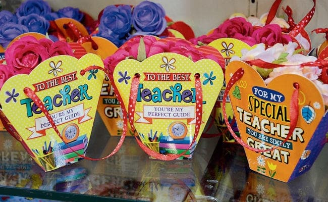 टीचर्स डे: शिक्षकों के लिए तोहफों की खरीदारी कर रहे छात्र, बाजार में मिल रहे हैं कई तरह के गिफ्ट