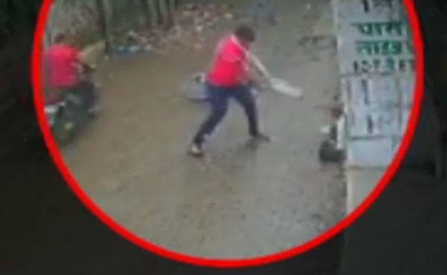 VIDEO : रिटायर्ड दरोगा अब्दुल खां की पीट-पीटकर हत्या, CCTV में कैद हुए हमलावर, पुलिस ने एक को दबोचा