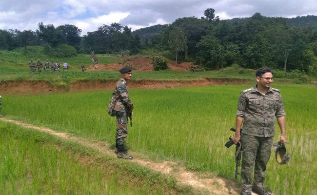 एक करोड़ का इनामी नक्सली सुधाकरण की तलाश में जंगल में घुसी पुलिस, बारिश में भी जंगलों में घूम रहे SP