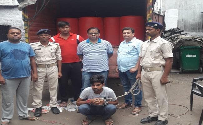 बिहार : गोपालगंज में एक करोड़ रुपये मूल्य की अवैध विदेशी शराब, स्प्रीट जब्त