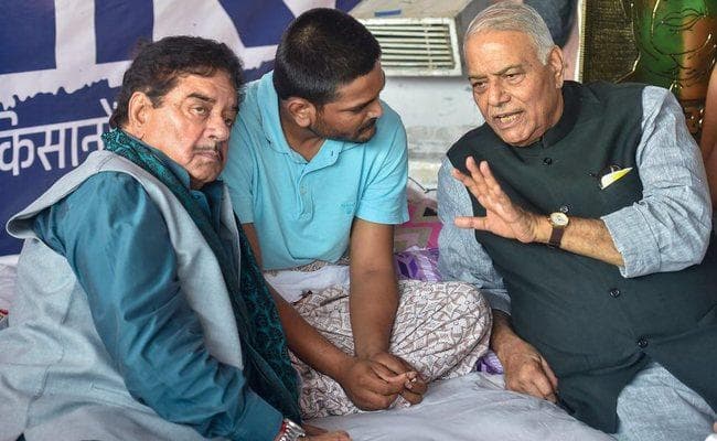 हार्दिक के भूख हड़ताल में शामिल हुए यशवंत-शत्रुघ्न, कहा-उनकी लड़ाई को देशभर में ले जाने की जरूरत