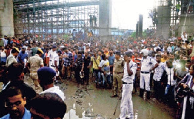 कोलकाता माझेरहाट ब्रिज हादसा: लोगों ने कहा- पुल की होनी चाहिए थी मरम्मत
