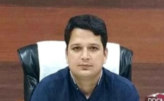 दीवारों पर पान और गुटखा की पीक देख कलेक्टर से रहा नहीं गया, मंगायी बाल्टी फिर...