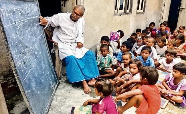 #TeachersDay : रिटायर्ड होने के बाद भी बच्चों को नि:शुल्क शिक्षा दे रहे दिव्यांग रामनरेश