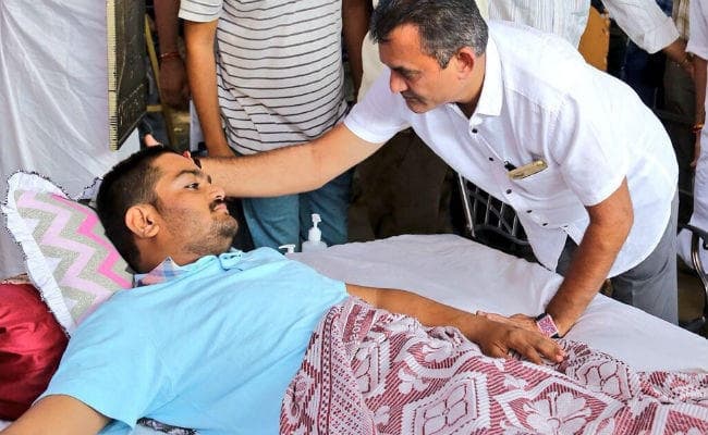 अनशन पर बैठे हार्दिक पटेल को आखिरकार गुजरात सरकार ने मनाने का प्रयास किया शुरू