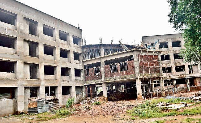 4000 करोड़ रुपये की 500 से अधिक विकास योजनाएं अधूरी मुख्यमंत्री आवास और सीएम सचिवालय के काम भी पूरे नहीं