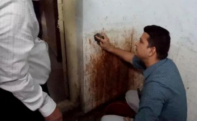 ...जब कलक्टर ने की गोबर और गुटखा-पान के पिक से रंगी दीवार की सफाई