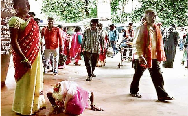 गंभीर रूप से बीमार महिला जब इलाज के बाद ठीक होकर लौटने लगी तो रिम्स के डॉक्टरों को कुछ इस तरह किया धन्‍यवाद