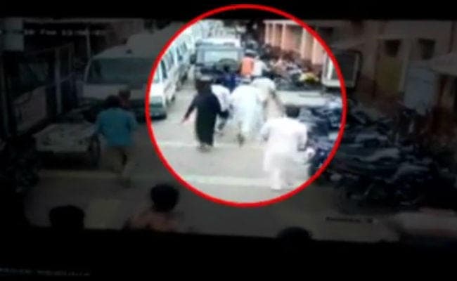 VIDEO : भीड़ ने पुलिस जीप पर किया हमला, उठा ले गये लड़की को, जानिए पूरा मामला