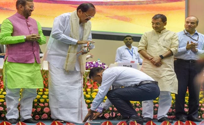 शिक्षक दिवस : अलग सीखना चाहते हैं बच्चे, शिक्षक भी अध्यापन के अनूठे तरीके अपनायें, बोले वेंकैया नायडू